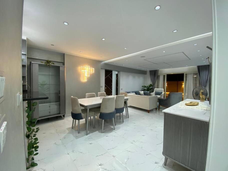 Luxury 3 Bedrooms 2 Bathrooms *