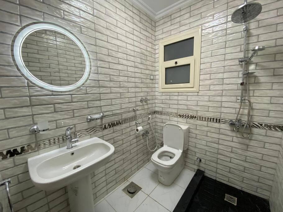 Luxury 3 Bedrooms 2 Bathrooms Apartamento Cairo
